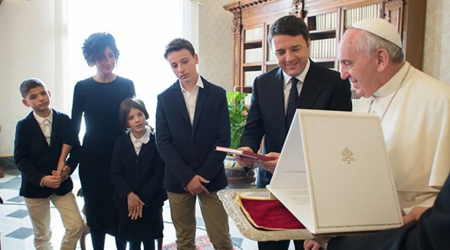 Papa Francisco y Matteo Renzi junto a su familia. Foto: L'Osservatore Romano.?w=200&h=150