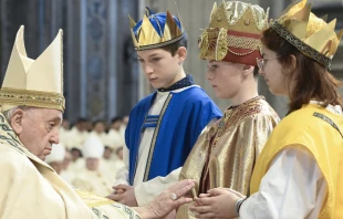 Papa Francisco bendice a niu00f1os vestidos de Reyes Magos. Cru00e9dito: Vatican Media 