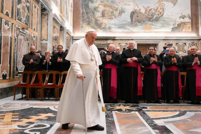 El Papa Francisco alienta a juristas a pedir consejo al Espíritu Santo para juzgar bien