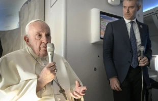 Papa Francisco en el vuelo de regreso de Bahrein. Cru00e9dito: Vatican Media 