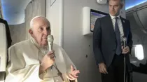 Papa Francisco en el vuelo de regreso de Bahrein. Crédito: Vatican Media