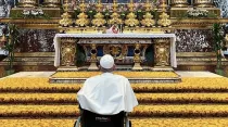 El Papa Francisco reza en Santa María la Mayor. Crédito: Vatican Media