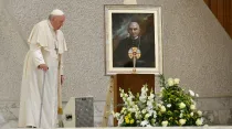Papa Francisco junto a cuadro del nuevo santo Scalabrini. Crédito: Vatican Media