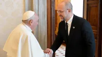 El Papa Francisco recibe en el Vaticano al primer ministro de Ucrania, Denys Shmyhal. Crédito foto: Vatican Media 
