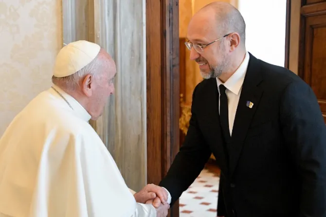 “La paz es una flor frágil”, el simbólico regalo del Papa al primer ministro de Ucrania