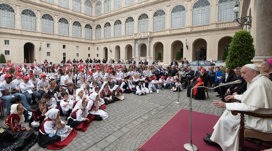 El Papa Francisco recibe al Tren de los niños en el Vaticano. Foto: Vatican Media / ACI?w=200&h=150