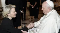 Papa Francisco con Ursula von der leyen. Foto: Vatican Media