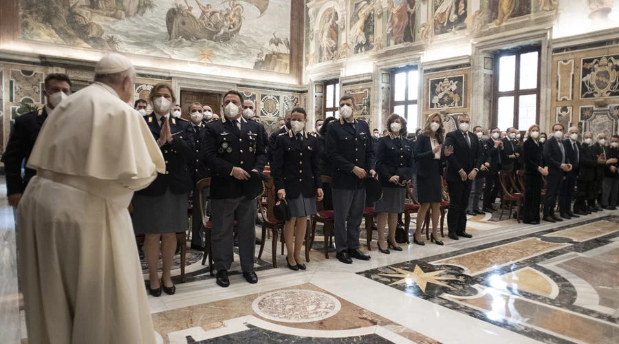 El Papa Francisco con agentes de la Seguridad. Foto: Vatican Media?w=200&h=150