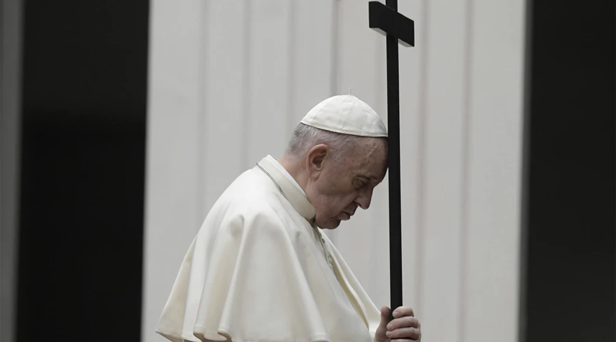 Papa Francisco en el Vía Crucis de 2020. Foto: Vatican Media?w=200&h=150