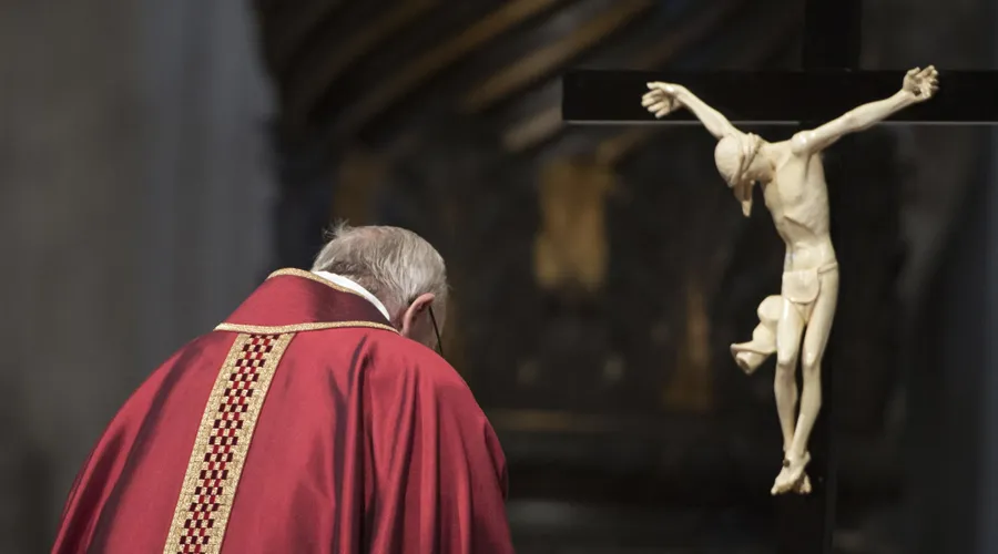 Imagen referencial. Papa Francisco en un Viernes Santo. Foto: Vatican Media