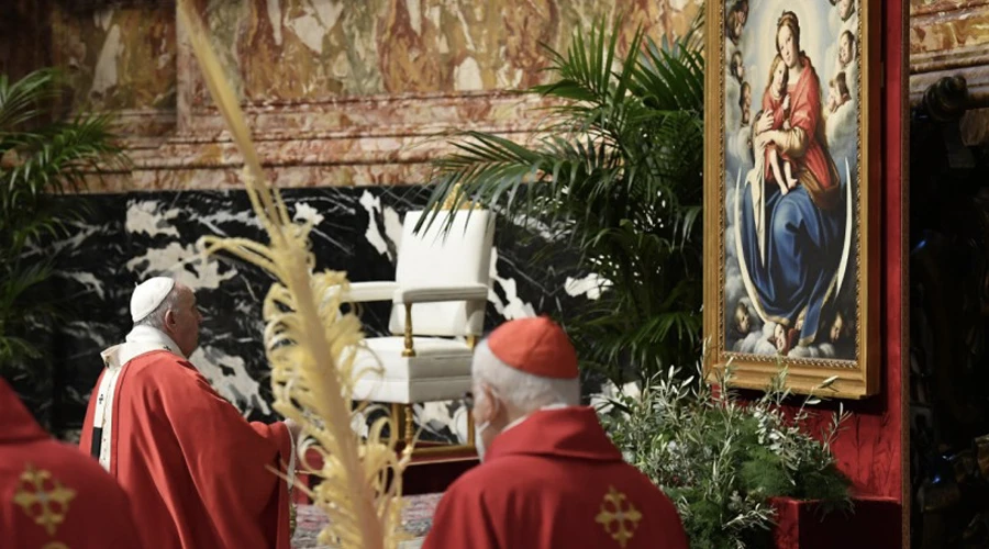 El Papa reza ante la Virgen en el Domingo de Ramos. Foto: Vatican Media?w=200&h=150