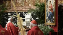 El Papa reza ante la Virgen en el Domingo de Ramos. Foto: Vatican Media