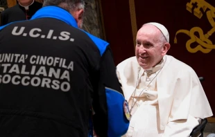 El Papa Francisco con los Voluntarios del Servicio Nacional de Protecciu00f3n Civil de Italia Cru00e9dito: Vatican Media 