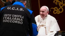 El Papa Francisco con los Voluntarios del Servicio Nacional de Protección Civil de Italia Crédito: Vatican Media