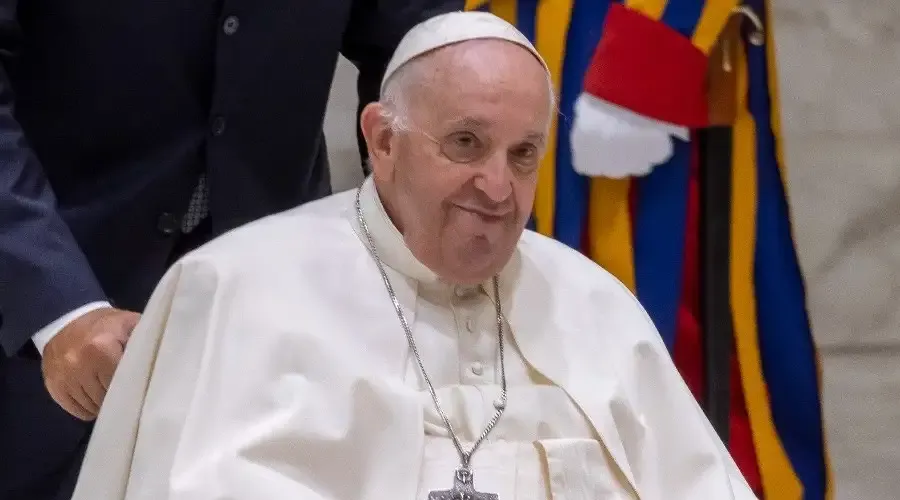 Papa Francisco en silla de ruedas/Imagen referencial. Crédito: Vatican Media?w=200&h=150