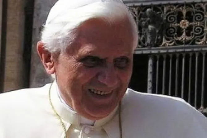 Anunciar a Dios también en los aeropuertos, alienta Benedicto XVI