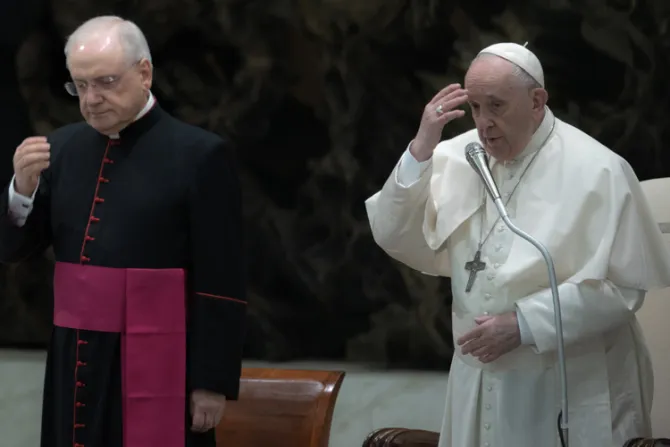 Papa Francisco expresa su dolor por el holocausto, una “página negra de la historia”