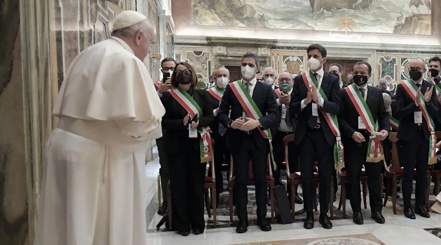 Papa a alcaldes: Servicio al bien común es una forma elevada de caridad
