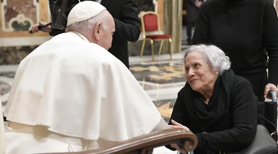 El Papa Francisco bendice a una anciana en el Vaticano. Foto: Vatican Media?w=200&h=150