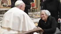El Papa Francisco bendice a una anciana en el Vaticano. Foto: Vatican Media