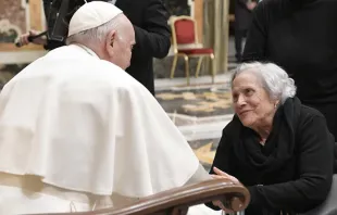 El Papa Francisco bendice a una anciana en el Vaticano. Foto: Vatican Media 