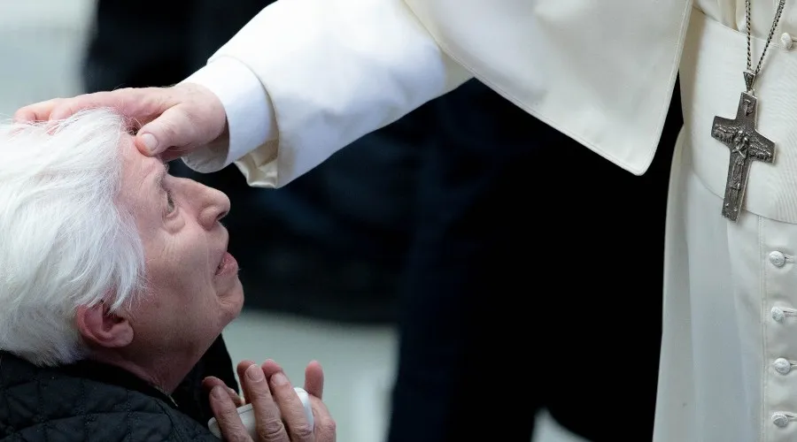 El Papa bendice a anciana en la Audiencia General. Crédito: Daniel Ibáñez/ACI Prensa?w=200&h=150
