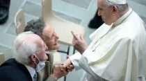 Foto del Papa Francisco con una pareja de ancianos. Crédito: Daniel Ibáñez/ACI Prensa