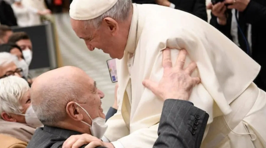 Foto referencial del Papa Francisco con ancianos. Crédito: Vatican Media?w=200&h=150