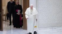 El Papa Francisco entrando para la Audiencia general. Crédito: Daniel Ibáñez / ACI Prensa