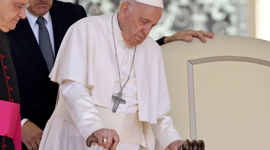 El Papa Francisco se ayuda de un bastón en la Audiencia General. Crédito: Pablo Esparza /CNA?w=200&h=150