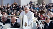 El Papa Francisco llega a la Audiencia General del 29 de marzo. Crédito: Daniel Ibáñez/ACI Prensa