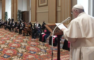 Papa Francisco ante el Cuerpo Diplomu00e1tico en el Vaticano. Foto: Vatican Media 