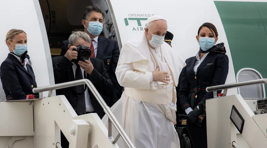 Imagen referencial. Papa Francisco subiendo a avión. Foto: Daniel Ibáñez / ACI Prensa