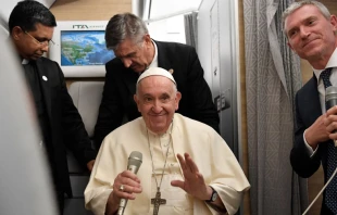 Papa Francisco en el aviu00f3n de regreso de Canadu00e1. Cru00e9dito: Vatican Media 