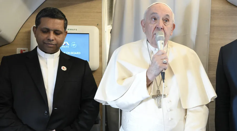 “Estoy muy adolorido”: El Papa Francisco se disculpa con periodistas rumbo a Bahrein