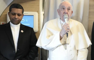 Papa Francisco en el aviu00f3n hacia Bahrein. Cru00e9dito: Vatican Media 