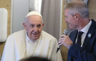 Papa Francisco en el aviu00f3n hacia Kazajistu00e1n. Cru00e9dito: Rudolf Gehrig / ACI Prensa 