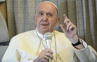 Papa Francisco en el aviu00f3n de regreso de Kazajistu00e1n. Cru00e9dito: Vatican Media 