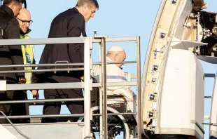El Papa Francisco subiendo al avión en silla de ruedas. Foto: Daniel Ibáñez / ACI Prensa. 
