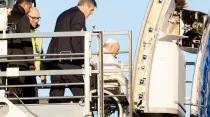 El Papa Francisco subiendo al avión en silla de ruedas. Foto: Daniel Ibáñez / ACI Prensa.