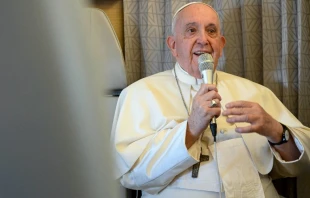 El Papa Francisco en el aviu00f3n de vuelta de Kazajistu00e1n. Cru00e9dito: Vatican Media 