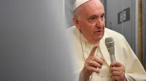 El Papa Francisco durante rueda de prensa en avión de regreso a Roma. Crédito: Vatican Media