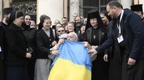 Papa Francisco besa bandera de Ucrania. Foto: Vatican Media