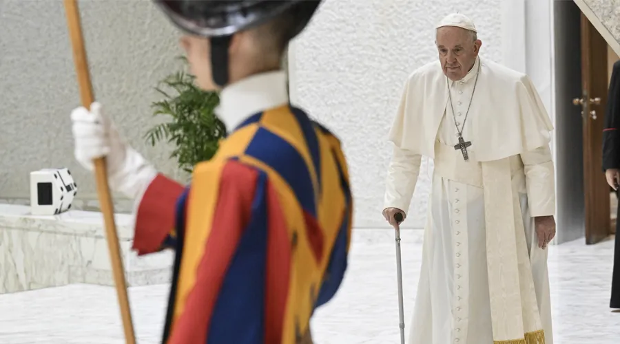 Papa Francisco y Guardia Suizo. (Imagen de archivo). Crédito: Vatican Media