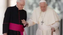 El Papa Francisco camina con bastón. Crédito: Daniel Ibáñez/ACI Prensa