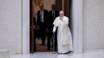 El Papa entra con bastón en el Aula Pablo VI del Vaticano. Crédito: Daniel Ibáñez/ACI Prensa