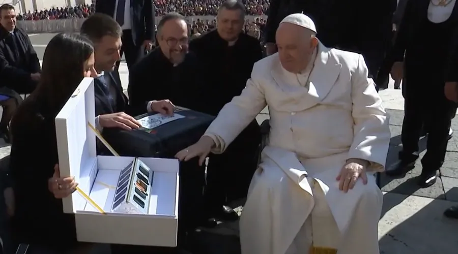 El Papa bendice el satélite que ha sido lanzado al espacio. Crédito: Captura de pantalla?w=200&h=150