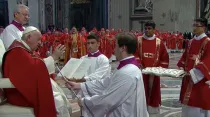 Papa Francisco bendice palios arzobispales. Crédito: Captura de video / Vatican Media.