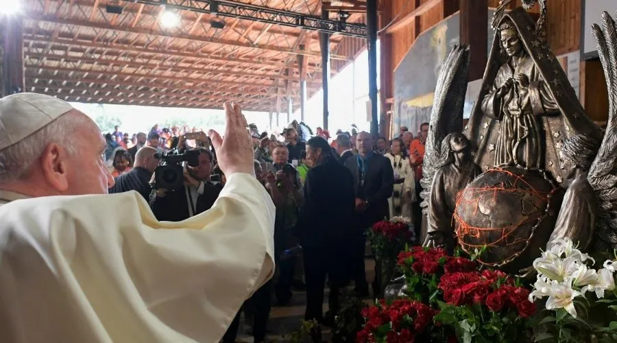 Papa bendice imagen de Virgen Desatanudos. Crédito: Vatican Media?w=200&h=150