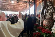 El Papa Francisco bendice y obsequia imagen de la Virgen Desatanudos para los indígenas en Canadá 